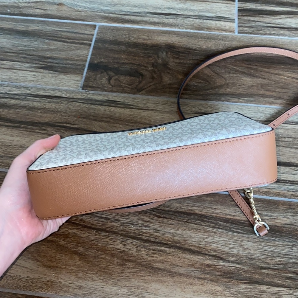 🌵Michael Kors White and Tan Crossbody Bag! - Picture 8 of 13